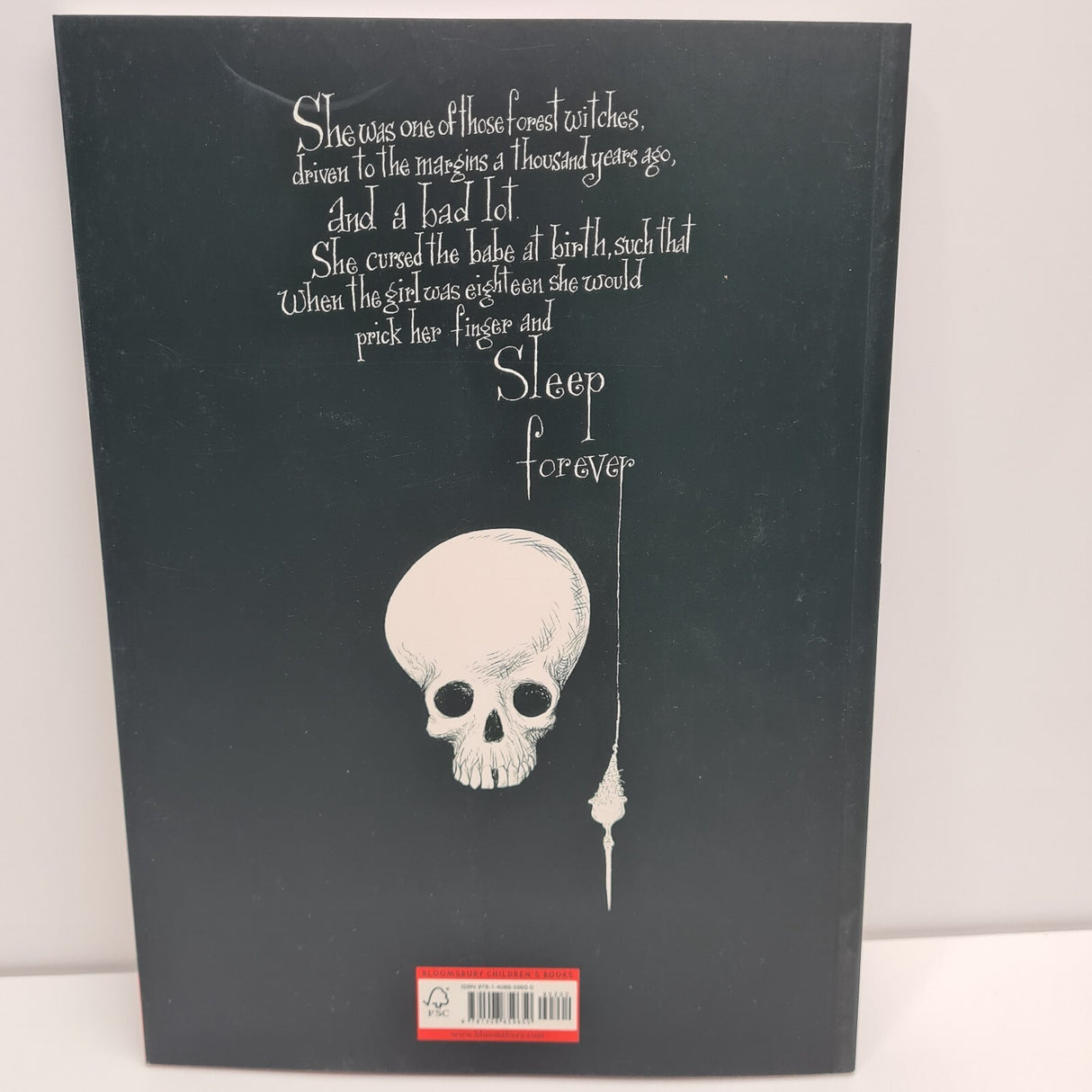 The Sleeper and the Spindle by Neil Gaiman - Brand New Paperback Book